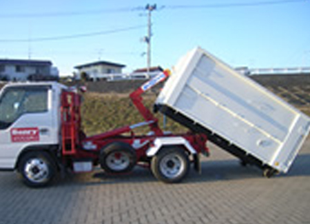 2t脱着式コンテナ車（アームロール）